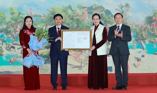 Phó Thủ tướng Chính phủ Trần Hồng Hà trao quyết định phê duyệt quy hoạch tỉnh Hà Nam. Ảnh: Chinhphu.vn