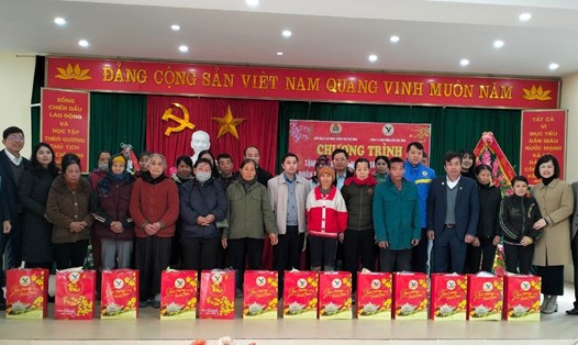 LĐLĐ TP Hoà Bình, Công đoàn Công ty TNHH Medlatec Hoà Bình trao quà Tết cho hộ nghèo tại TP Hoà Bình. Ảnh: Minh Nguyễn