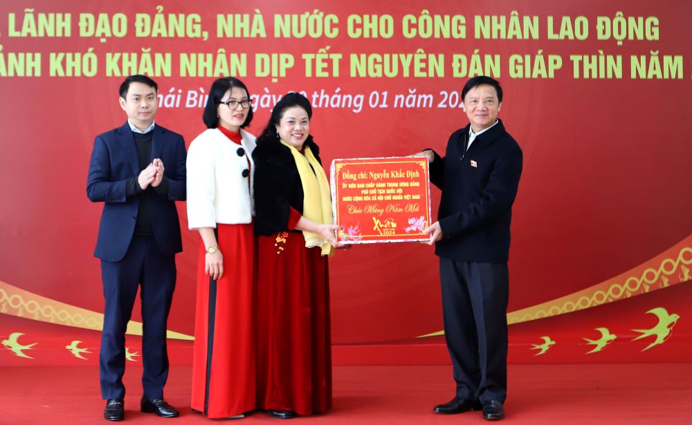 Phó Chủ tịch Quốc hội Nguyễn Khắc Định tặng quà cho ban lãnh đạo Công ty CP Đầu tư Xuất nhập khẩu Thăng Long (DragonGroup). Ảnh: Nam Hồng