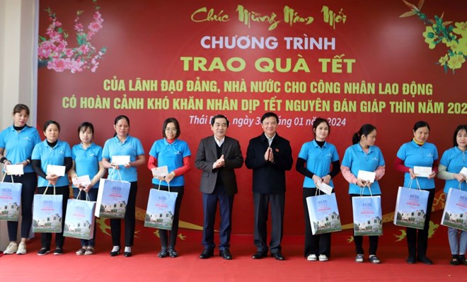 Phó Chủ tịch Quốc hội trao quà Tết cho công nhân, hộ nghèo ở Thái Bình