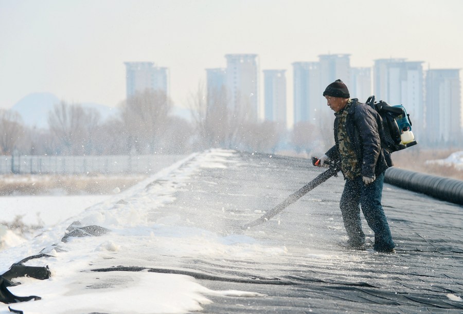 Dọn tuyết ở Thạch Gia Trang, tỉnh Hà Bắc, Trung Quốc, ngày 18.12.2023. Ảnh: Xinhua