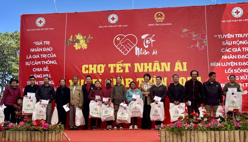 Đại diện các gia đình chính sách, các hộ khó khăn tại tỉnh Lâm Đồng đón nhận quà Tết tại Hội chợ Tết Nhân ái Xuân Giáp Thìn 2024. Ảnh: Diễm Huyền
