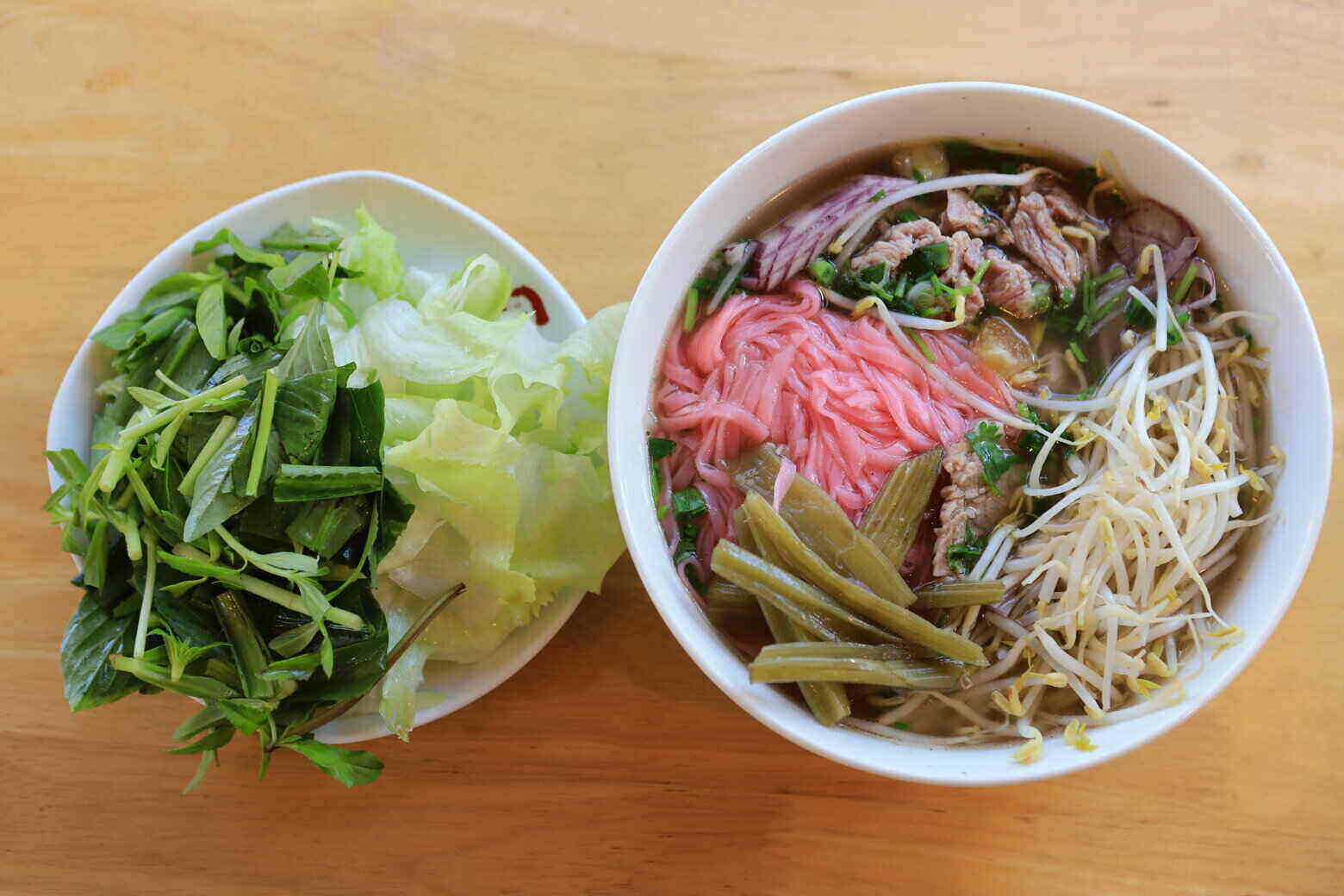 Nước dùng có vị ngọt thanh của atiso là một trong những lợi thế của món phở này. Ảnh: Mai Hương