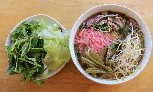 Nước dùng có vị ngọt thanh của atiso là một trong những lợi thế của món phở này. Ảnh: Mai Hương