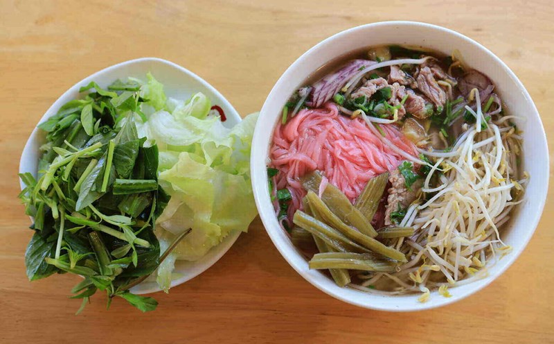 Nước dùng có vị ngọt thanh của atiso là một trong những lợi thế của món phở này. Ảnh: Mai Hương