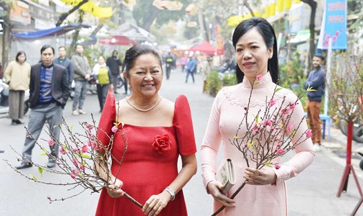 Phu nhân Phan Thị Thanh Tâm và Phu nhân Marie Louise "Liza" Araneta Marcos thăm chợ hoa Hàng Lược. Ảnh: Hải Nguyễn