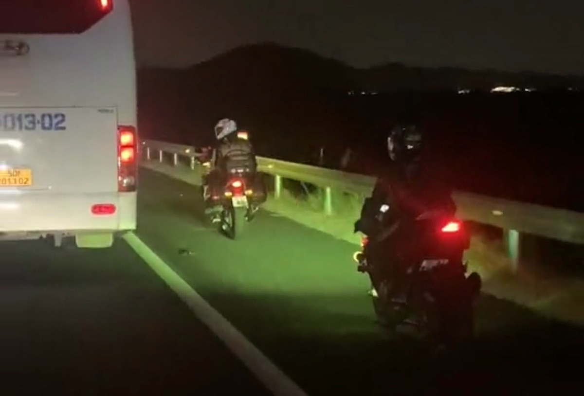 2 xe mô tô phân khối lớn chạy trên cao tốc Phan Thiết - Dầu Giây rạng sáng 27.1. Ảnh: NDCC