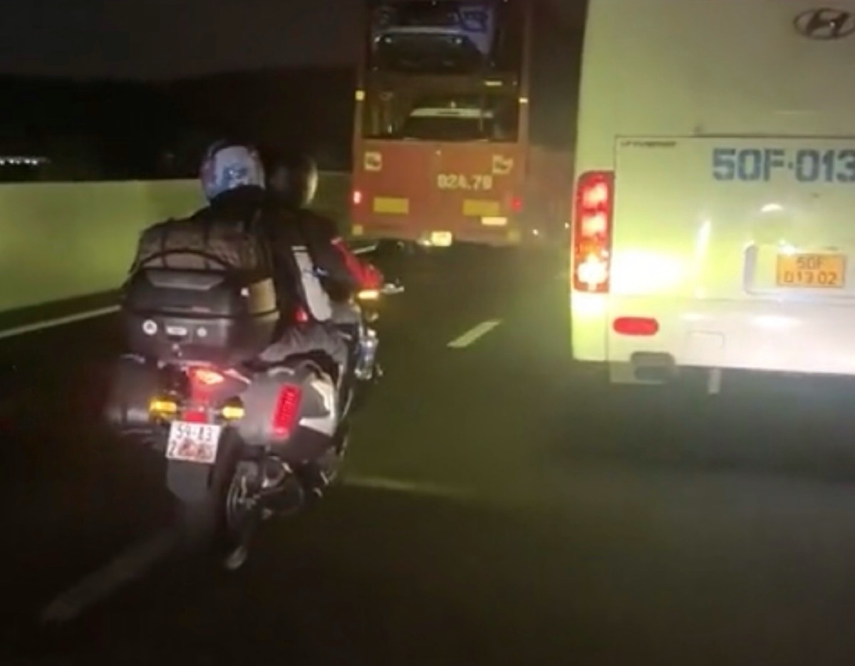 Mô tô phân khối lớn che một phần biển số chạy giữa đường cao tốc. Ảnh cắt từ clip