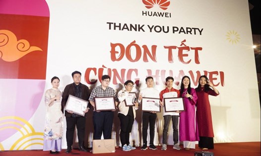 Các sinh viên xuất sắc nhất của cuộc thi ICT Competition 2023 - 2024 nhận bằng khen và các giải thưởng của Huawei. Ảnh: Khánh Linh