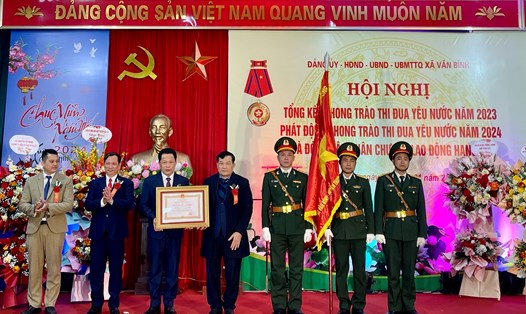  Xã Văn Bình nhận Huân chương Lao động hạng Ba. Ảnh: Khánh An