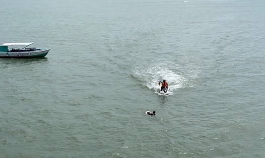 Lực lượng cứu nạn đưa cô gái nhảy cầu Trần Phú vào bờ. Ảnh: Phương Linh