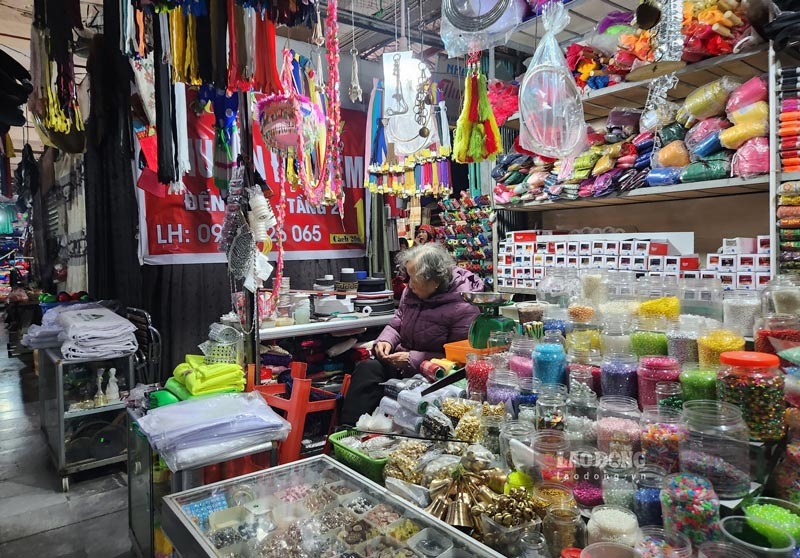 Bà Vũ Bích Loan (80 tuổi, tiểu thương buôn bán tại khu chợ từ những ngày đầu hoạt động) chia sẻ: “Tôi buôn bán mặt hàng chỉ thêu, đồ trang trí đính trên trang phục của đồng bào các dân tộc, trước đây dịp tết là đắt hàng nhất, nhưng đến nay khách hàng không còn bao nhiêu“.