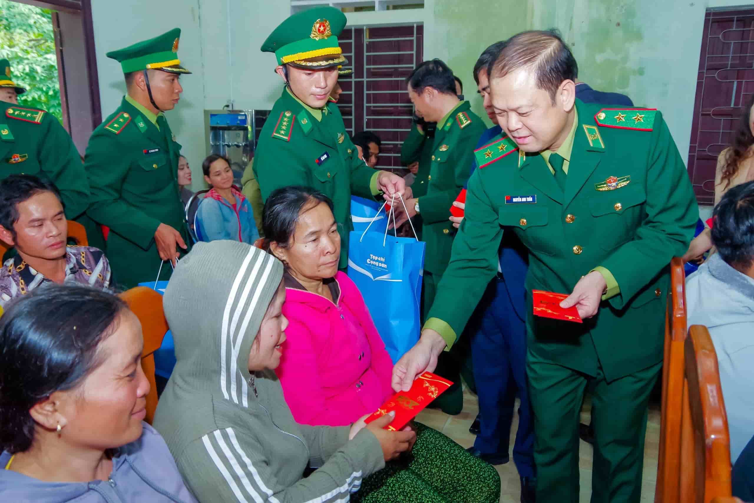 Những phần quà Tết được trao tận tay người dân biên giới. Ảnh: Võ Tiến.