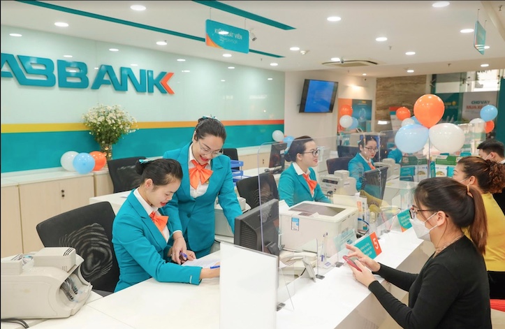 Với tôn chỉ khách hàng là trọng tâm, ABBANK không ngừng nâng cao chất lượng phục vụ khách hàng. Ảnh: ABB