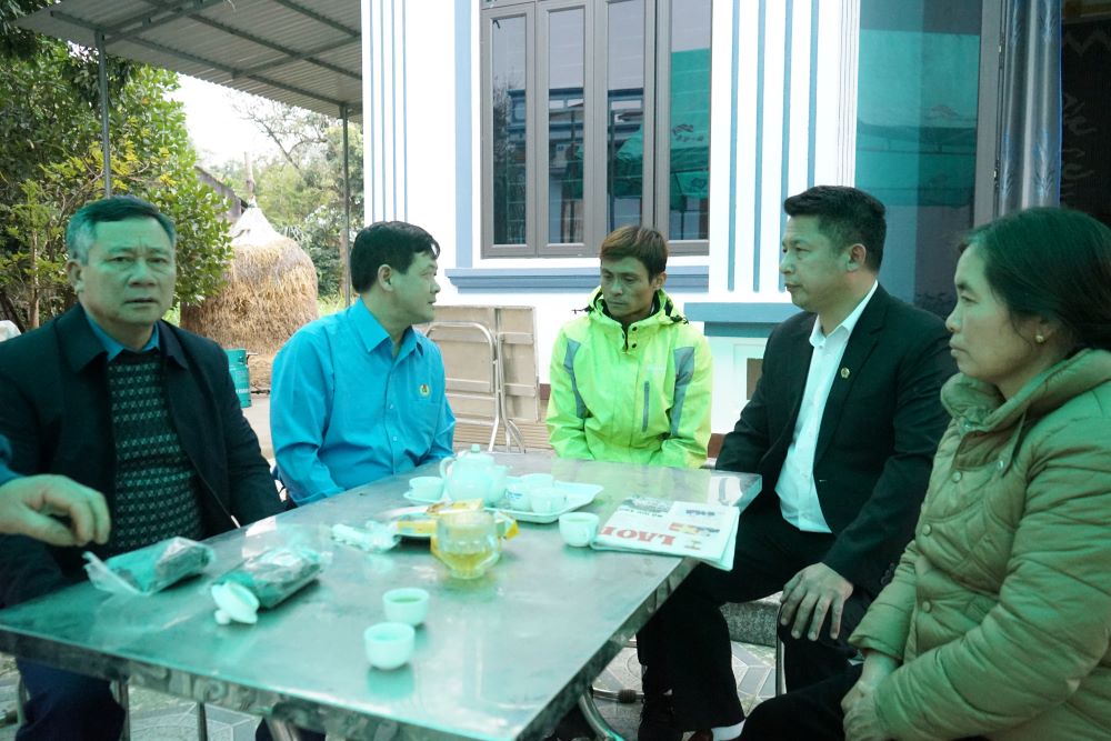 Đoàn công tác của LĐLĐ tỉnh Thanh Hóa đến thăm hỏi, động viên và trao hỗ trợ cho gia đình đoàn viên bị nạn. Ảnh: Quách Du