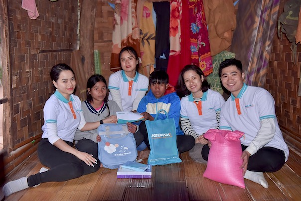 Đoàn tình nguyện viên tới thăm và tặng quà gia đình em Cao Thị Thê – một sinh lớp 9 người dân tộc Vân Kiều sớm mồ côi cha mẹ và hiện sống cùng anh trai đã hỏng một mắt. Ảnh: ABB