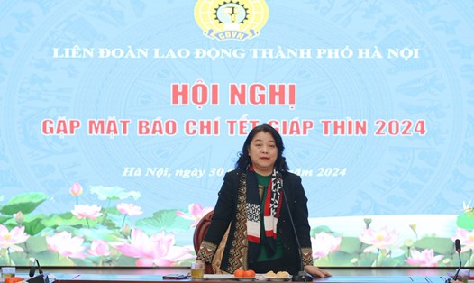 Bà Nguyễn Thị Thu Thủy - Phó Chủ tịch Liên đoàn Lao động Thành phố Hà Nội chủ trì buổi gặp mặt báo chí Tết Giáp Thìn năm 2024. Ảnh: Minh Quân