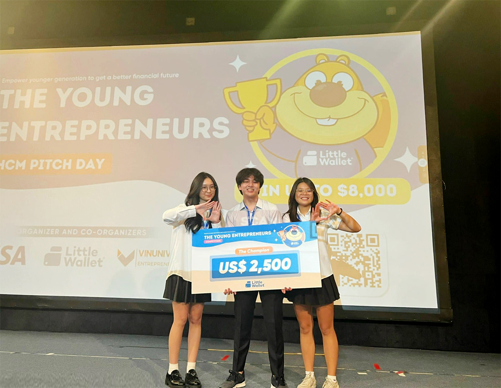 Nam sinh có duyên với chức quán quân, vị trí lãnh đạo The Young Entrepreneurs là cuộc thi khởi nghiệp đầu tiên bằng tiếng Anh tại Việt Nam dành cho học sinh trung học. Các em có cơ hội thể hiện tiềm năng khởi nghiệp bằng cách phát triển và trình bày ý tưởng kinh doanh với các chuyên gia hàng đầu thế giới.   Nhóm của Nam Khánh và hai bạn học cùng trường xuất sắc giành giải quán quân The Young Entrepreneurs. Ảnh: Nhân vật cung cấp