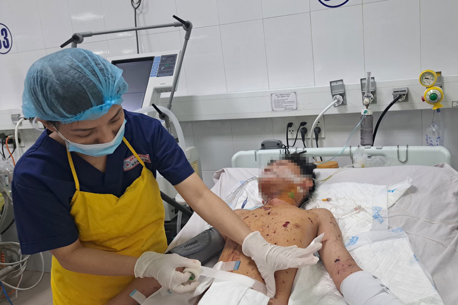 Bệnh nhân đang được điều trị tại khoa Gây mê hồi sức, Bệnh viện Đà Nẵng. Ảnh: Bệnh viện Đà Nẵng