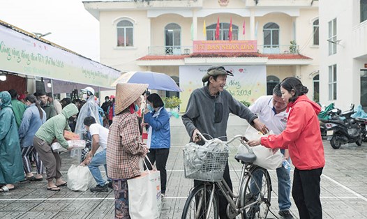 Người dân có hoàn cảnh khó khăn tham dự phiên chợ 0 đồng do Heineken Việt Nam phối hợp tổ chức. Ảnh: Doanh nghiệp cung cấp