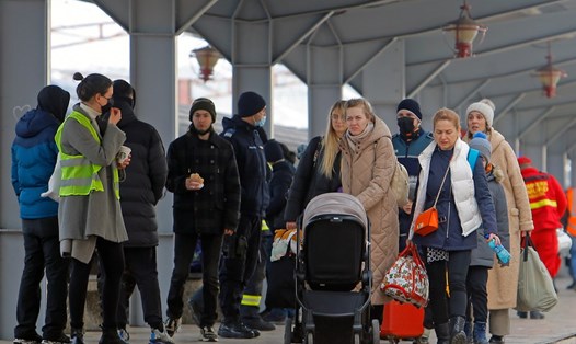 Người dân Ukraina đến ga đường sắt ở Bucharest, thủ đô Romania, ngày 5.3.2022. Ảnh: Xinhua
