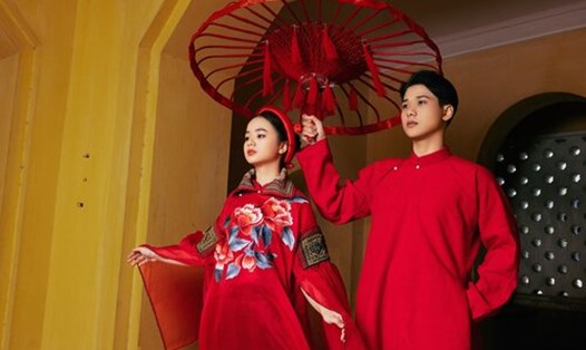 Nhà thiết kế Vũ Việt Hà giới thiệu bộ sưu tập áo dài "Hoài niệm". Ảnh: Trương Gia Huy