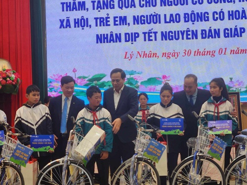 Bộ trưởng Bộ LDDLTBXH  Đào Ngọc Dung tặng xe cho học sinh giỏi có hoàn cảnh khó khăn. Ảnh: Minh Hạnh 