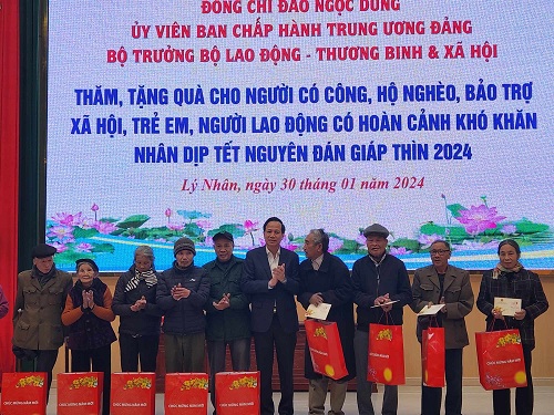 Bộ trưởng Đào Ngọc Dung tặng quà các gia đình chính sách huyện Lý Nhân. Ảnh: Minh Hạnh 