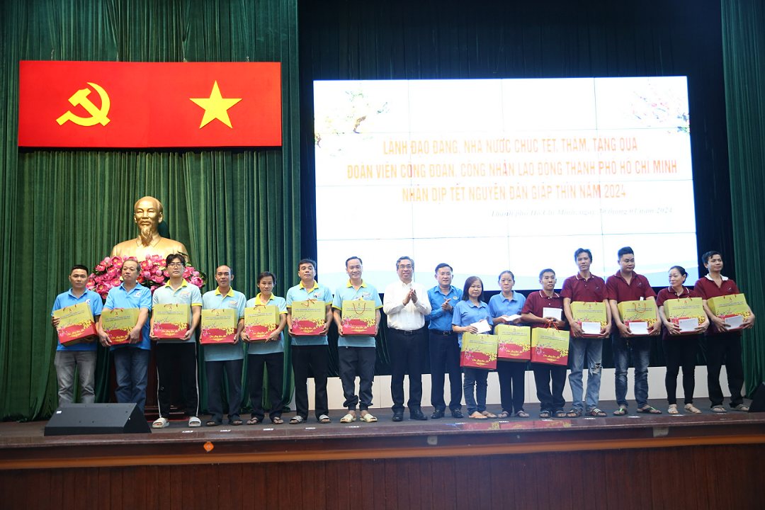 Lãnh đạo TPHCM thăm và tặng quà cho công nhân lao động khó khăn tại quận Tân Phú. Ảnh: Phương Ngân