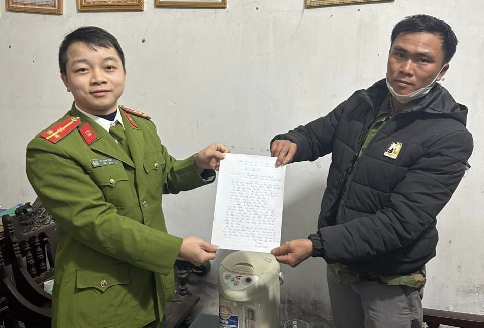 Anh Lành đã viết thư gửi lời cảm ơn tới Công an xã Quỳnh Thanh sau khi tìm thấy 3 con. Ảnh: Hải Đăng