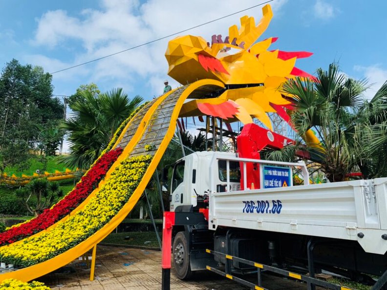 Linh vật rồng ở núi Long Đầu, TP Quảng Ngãi có chiều dài 90m, sắp hoàn thiện. Ảnh: Ngọc Viên