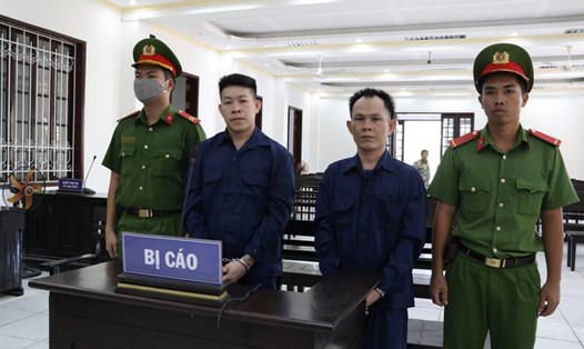 Bị cáo Nguyễn Đức Em (phải), bị cáo Đỗ Xuân Tùng tại tòa. Ảnh: Công an cung cấp.