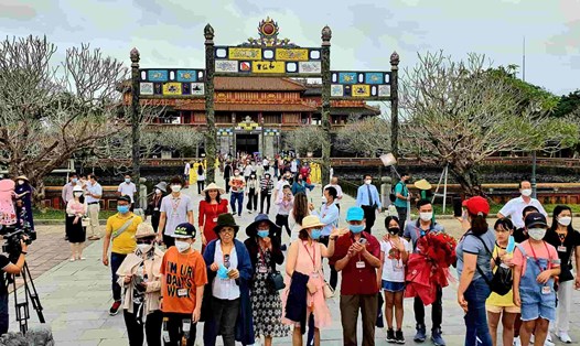 Khách du lịch đến Huế. Ảnh: Phúc Đạt.