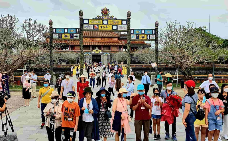 Khách du lịch đến Huế. Ảnh: Phúc Đạt.