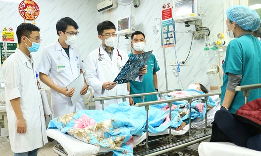 PGS Mai Duy Tôn cùng đồng nghiệp thăm khám người bệnh. Ảnh: Thế Anh