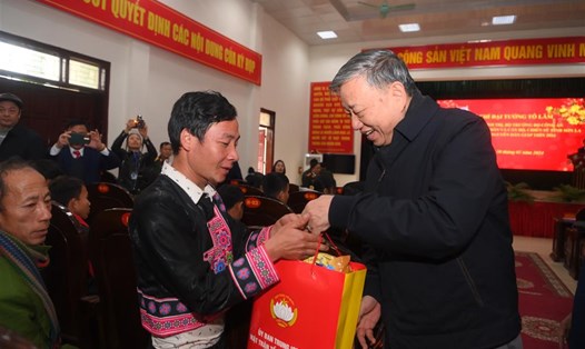 Đại tướng Tô Lâm tặng quà Tết, động viên các hộ nghèo trên địa bàn tỉnh Sơn La. Ảnh: Cổng TTĐT Bộ Công an