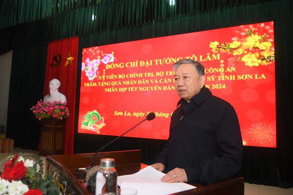 Đại tướng Tô Lâm phát biểu tại chương trình thăm, tặng quà cho bà con nhân dân tại tỉnh Sơn La. Ảnh: Cổng TTĐT Bộ Công an