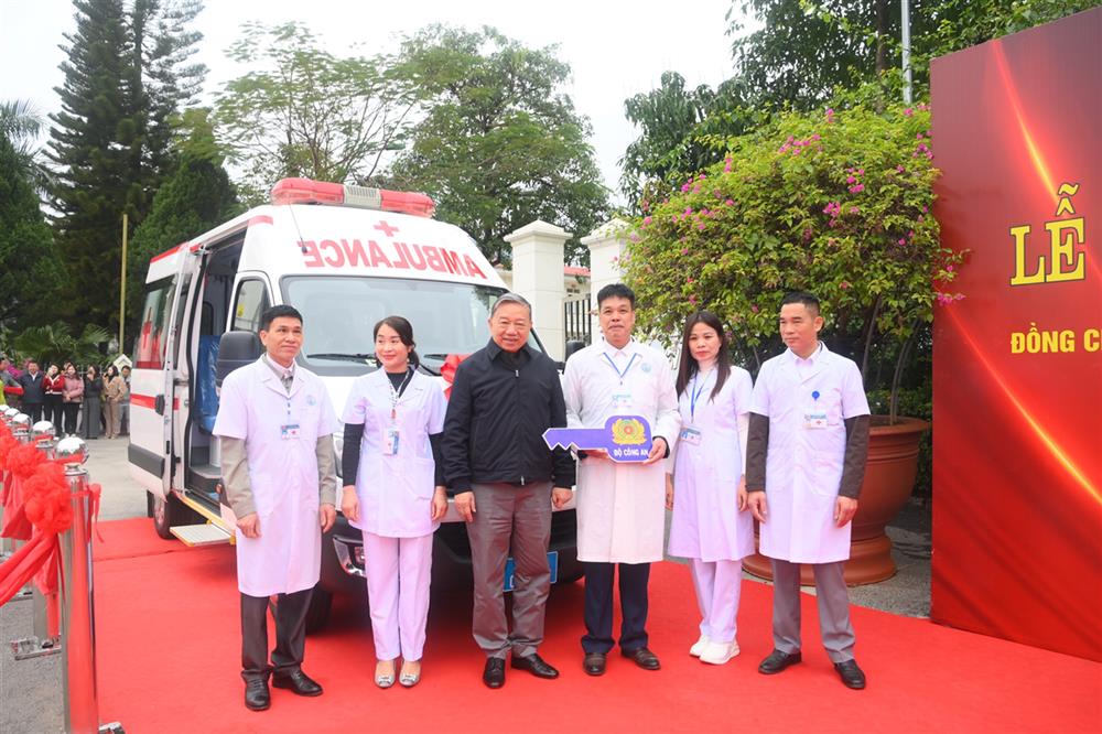 Bộ trưởng Bộ Công an tặng xe cứu thương cho Trung tâm Y tế huyện Phù Yên. Ảnh: Cổng TTĐT Bộ Công an