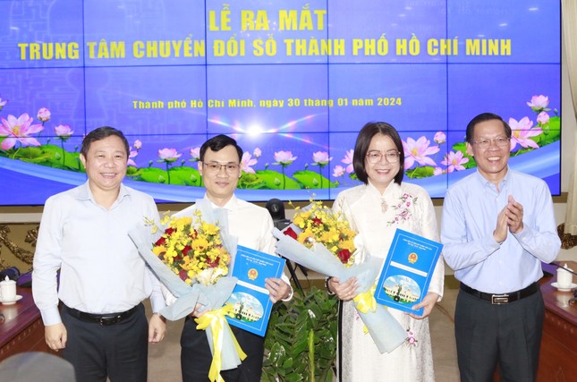 Chủ tịch UBND TPHCM Phan Văn Mãi trao quyết định cán bộ chủ chốt. Ảnh: Nguyễn Tùng 