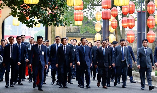 Chủ tịch nước Võ Văn Thưởng và Tổng thống Phillippines thăm Hoàng thành Thăng Long. Ảnh: Hải Nguyễn