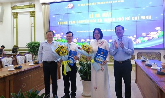 Lãnh đạo TPHCM trao quyết định điều động và bổ nhiệm bà Võ Thị Trung Trinh làm Giám đốc Trung tâm Chuyển đổi số TPHCM. Ảnh: Huyền Mai/TTBC TPHCM