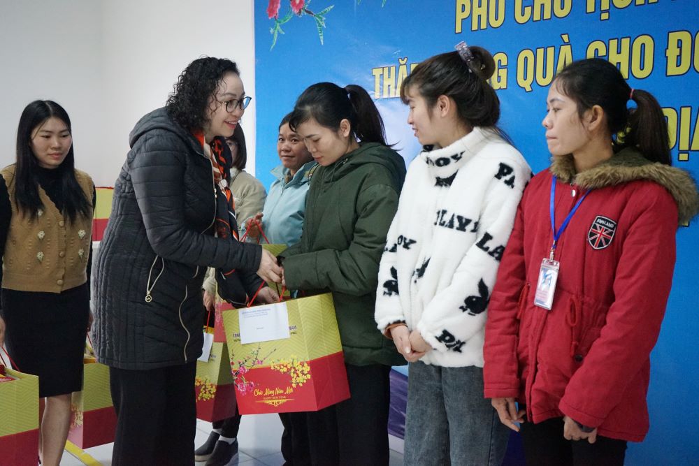 Đồng chí Cao Thị Xuân, Phó Chủ tịch Hội đồng Dân tộc của Quốc hội trao quà cho công nhân lao động khó khăn tại huyện Thọ Xuân. Ảnh: Quách Du