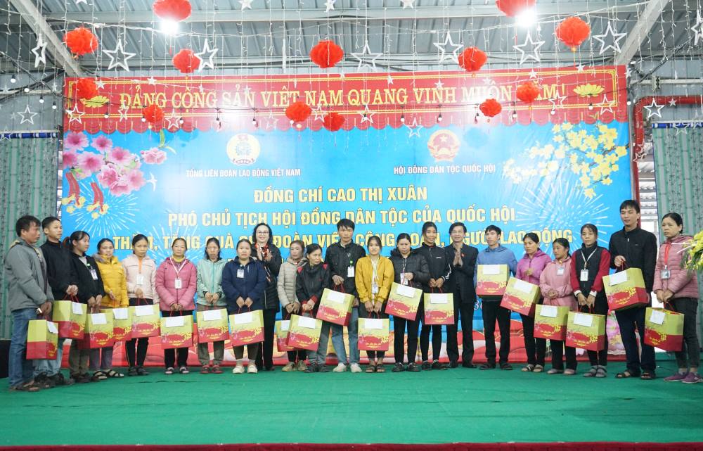Đoàn công tác trao quà cho người lao động khó khăn tại huyện Yên Định. Ảnh: Quách Du