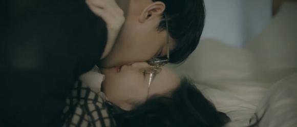 Cảnh Quỳnh Kool bị cưỡng hôn trên phim nhận ý kiến trái chiều. Ảnh: Cắt từ clip