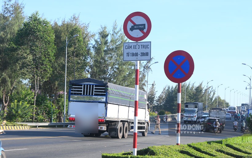 Theo ghi nhận của phóng viên Báo Lao Động chiều ngày 30.1, biển cấm xe 3 trục đã được cơ quan chức năng cấm ở 2 đầu cầu Rạch Miễu nhưng các tài xế vẫn điều khiển qua cầu trong khung giờ cấm.