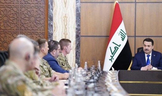 Thủ tướng Mohamed Shia al-Sudani (phải) gặp gỡ các quan chức cấp cao của liên minh chống IS tại Baghdad ngày 27.1. Ảnh: Văn phòng Báo chí Thủ tướng Iraq