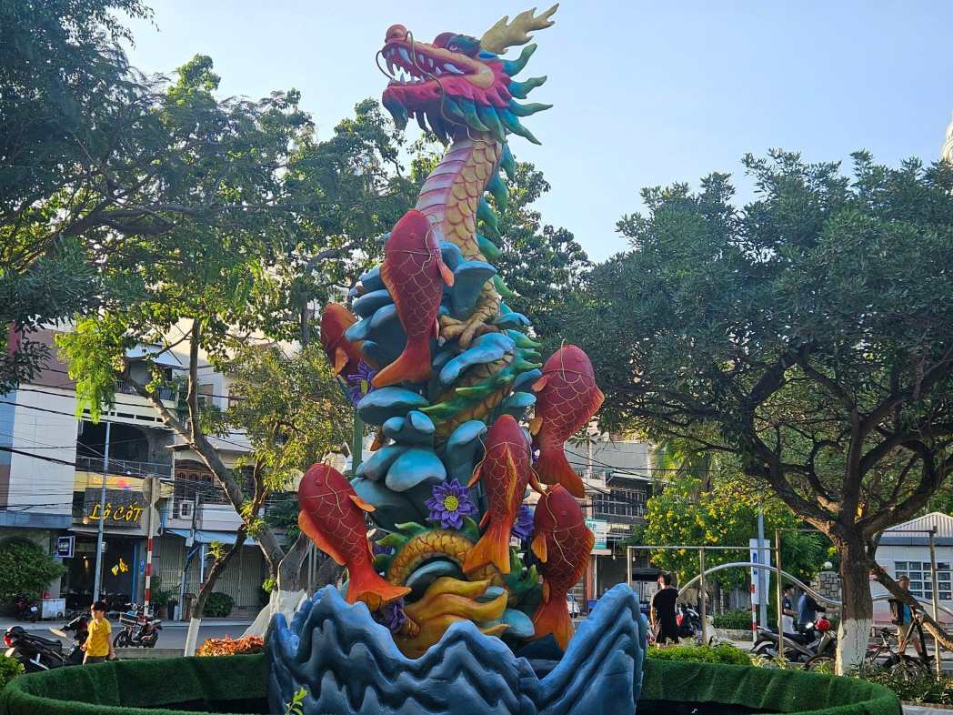 Hình ảnh tượng cá chép vượt vũ môn hóa rồng ở Nha Trang trước khi bốc cháy. Ảnh: Hữu Long