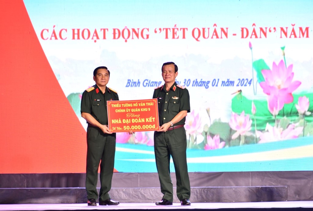 Thiếu tướng Hồ Văn Thái trao tặng 1 căn nhà đại đoàn kết cho Ban chỉ đạo các hoạt động Tết quân dân giai đoạn 2021-2025. Ảnh: Phương Vũ