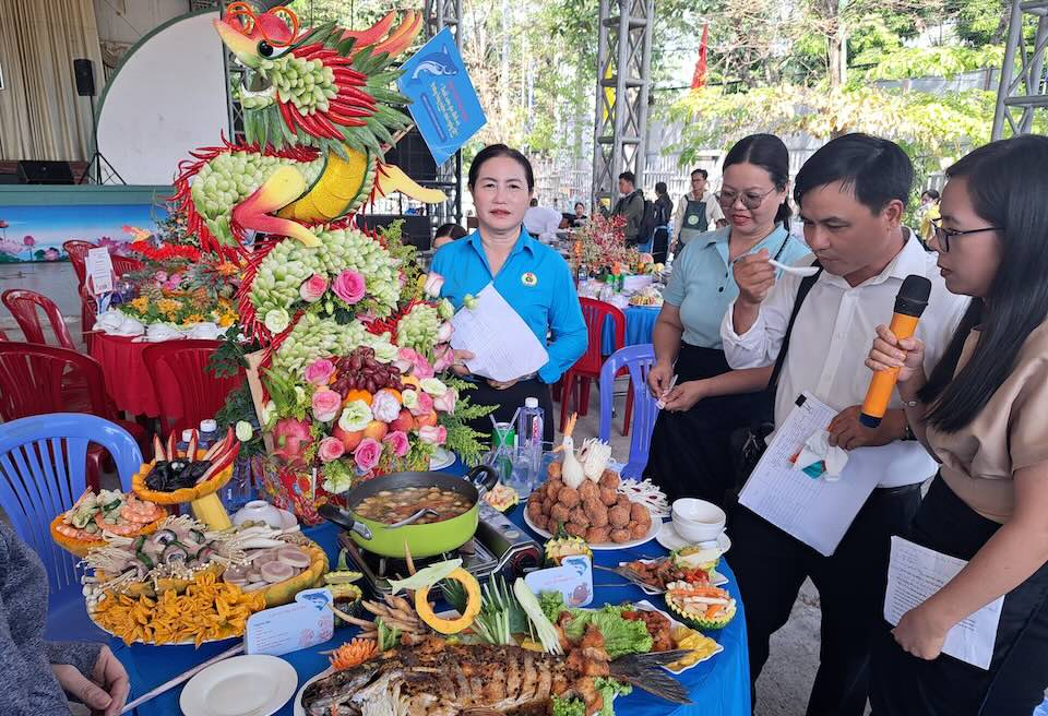 Công nhân viên chức lao động TP Hồng Ngự sôi nổi tham gia hội thi ẩm thực “Buổi cơm gia đình và trưng bày mâm quả ngày Tết”. Ảnh: Mỹ Hoà