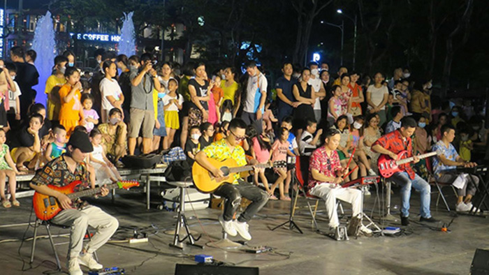 Một nhóm nhạc biểu diễn tại trung tâm TP Hải Phòng. Ảnh: Thu Hạnh